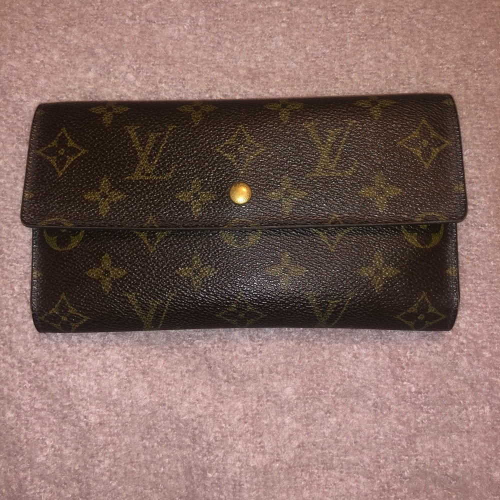 Louis Vuitton Sarah Wallet in Monogram